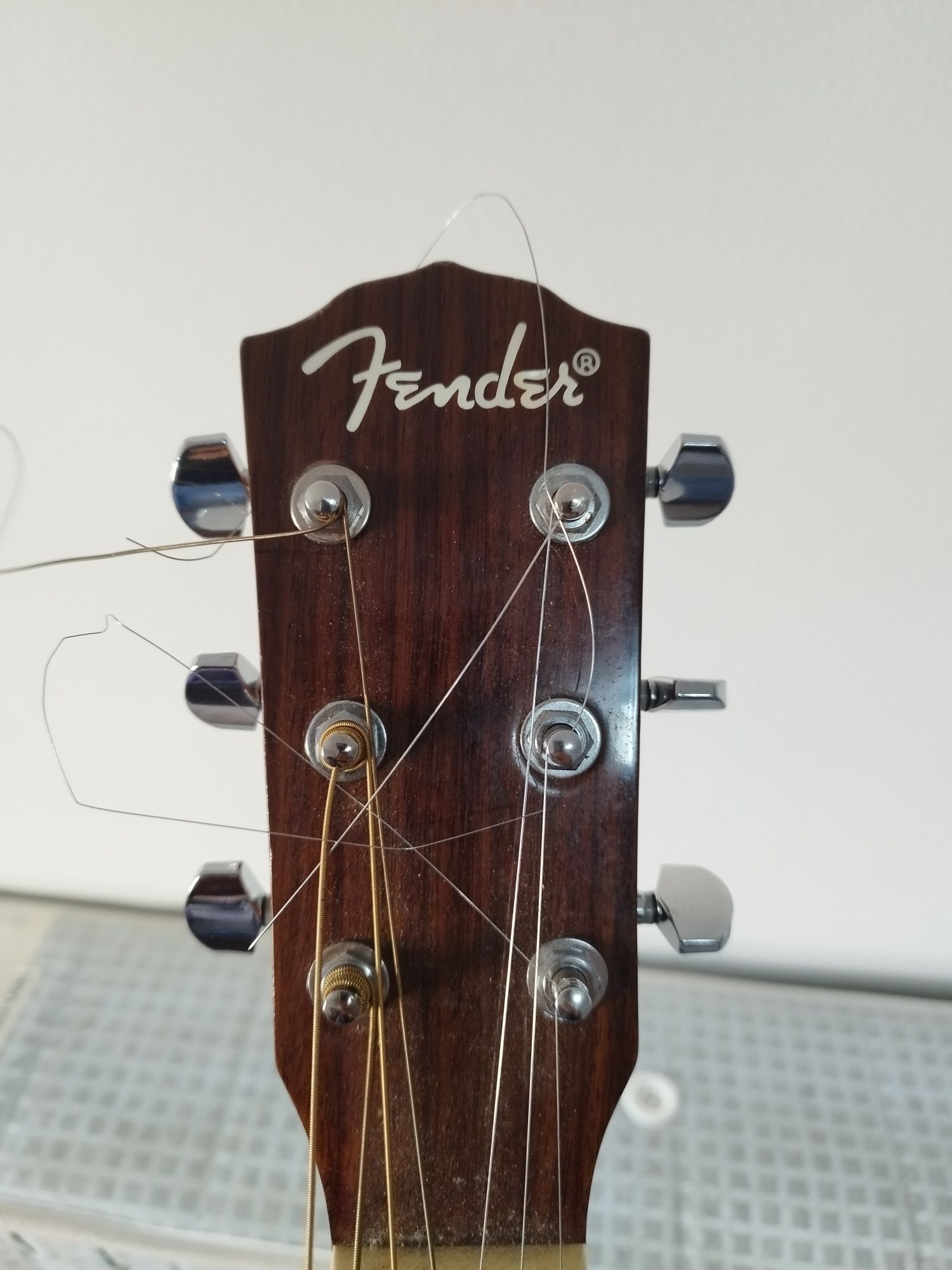 vedo guitarra acustica com afinador