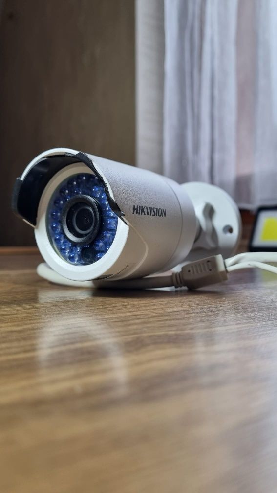 Kamera IP kompaktowa Hikvision DS-2CD2042WD-I jak nowa