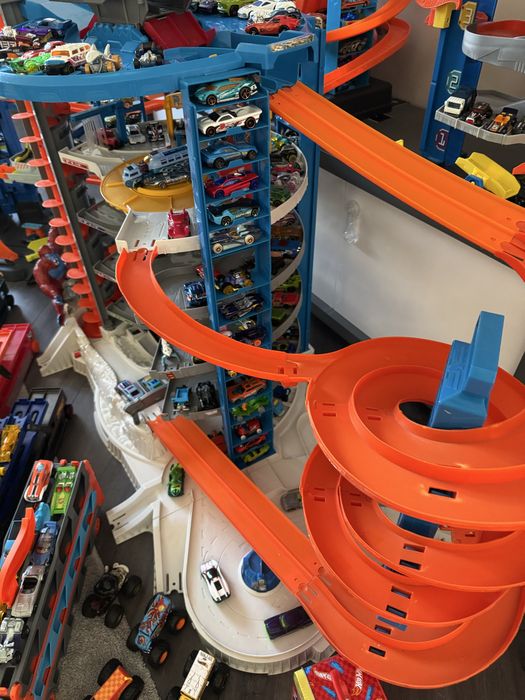 Найбільший паркінг Hot Wheels. Автовози, машинки та контейнери.