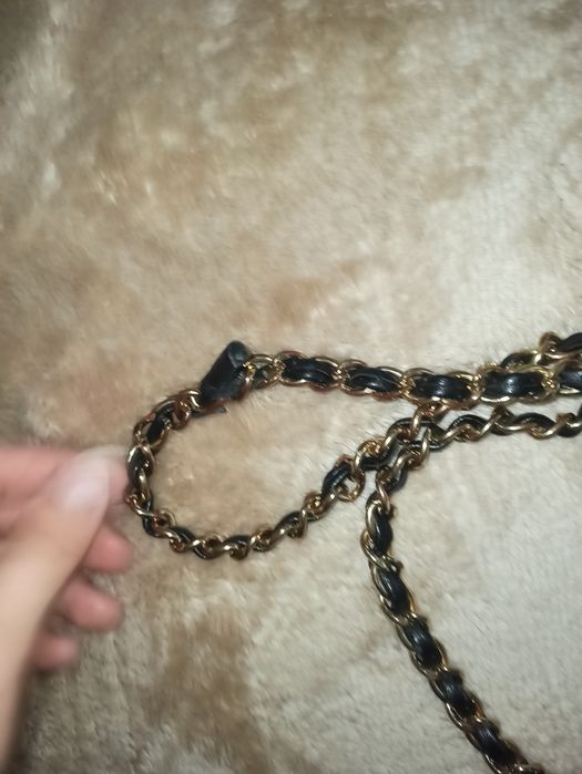 Pikowana torebka z łańcuszkiem