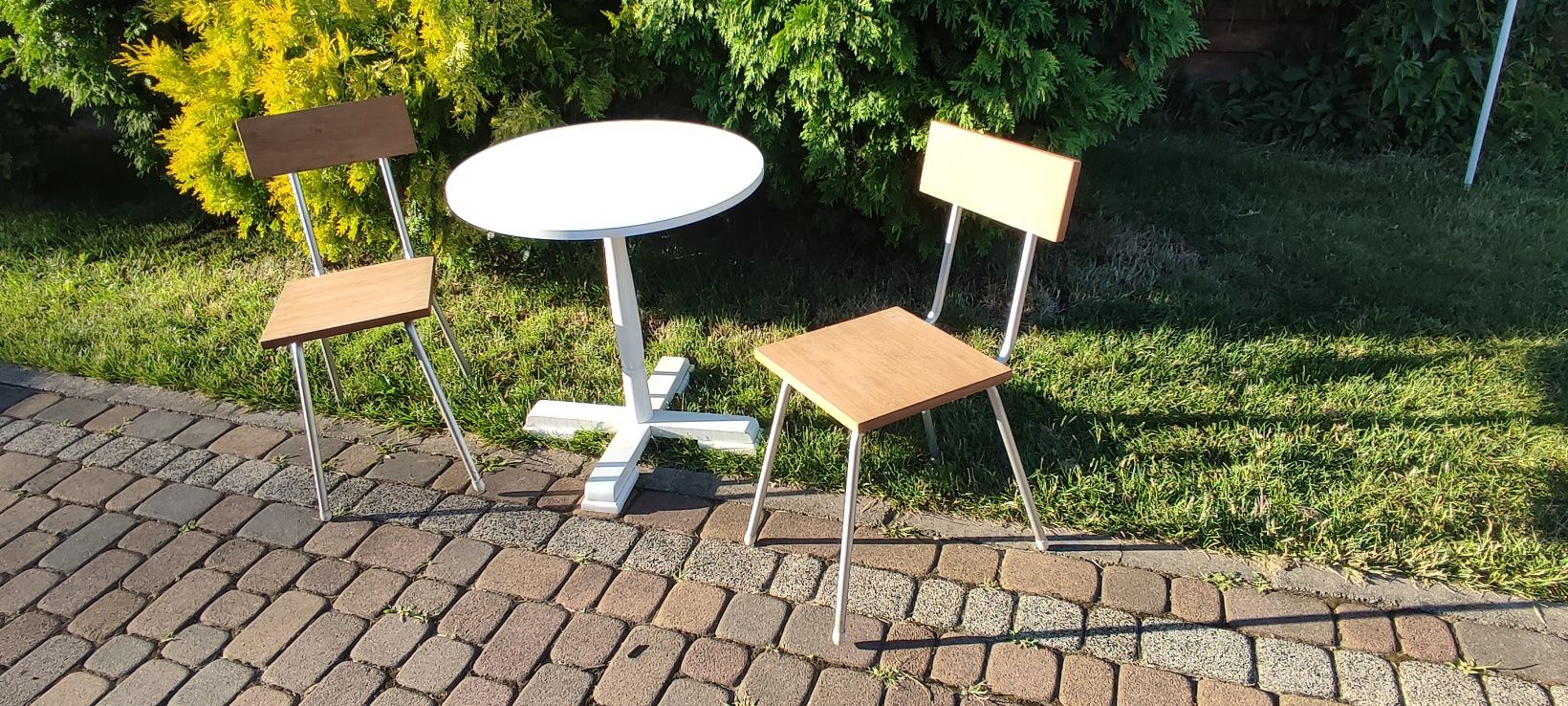 Stolik+ dwa krzesła