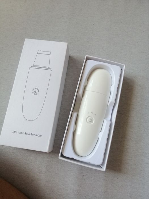 Ultrasonic skin scrubber