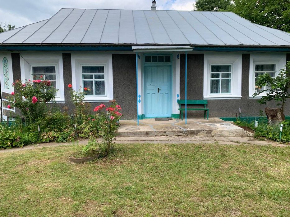 Будинок з господарськими будівлями та земельною ділянкою