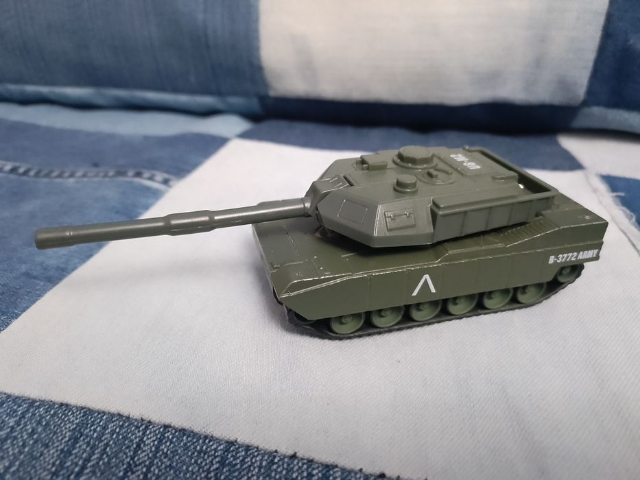Модель танка M1A2 Abrams , машинки Кіндер