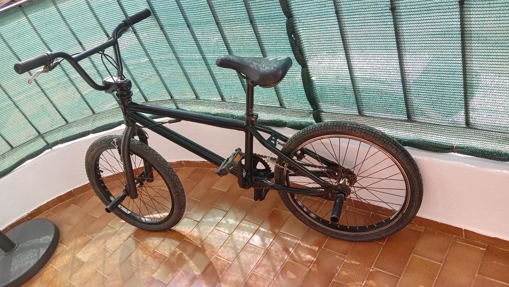 Bicicleta BMX com peseiras p/manobras
