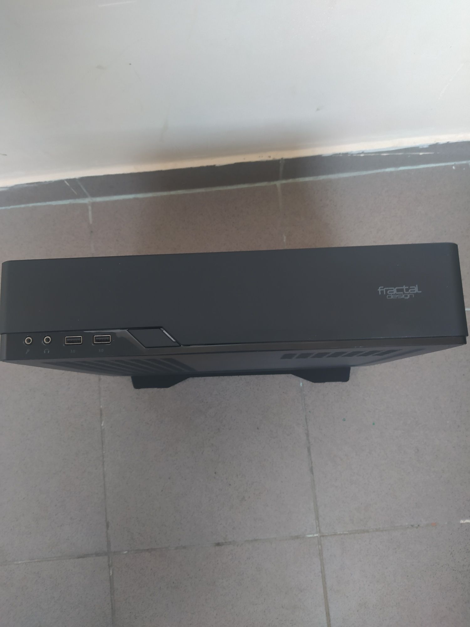 Корпус Fractal design NoDe 202