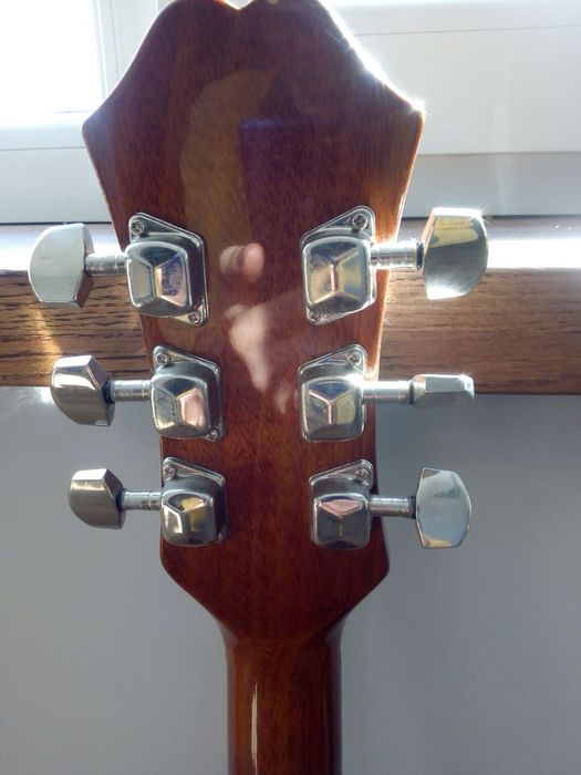 Продам аккустическую гитару Epiphone DR 100 NA