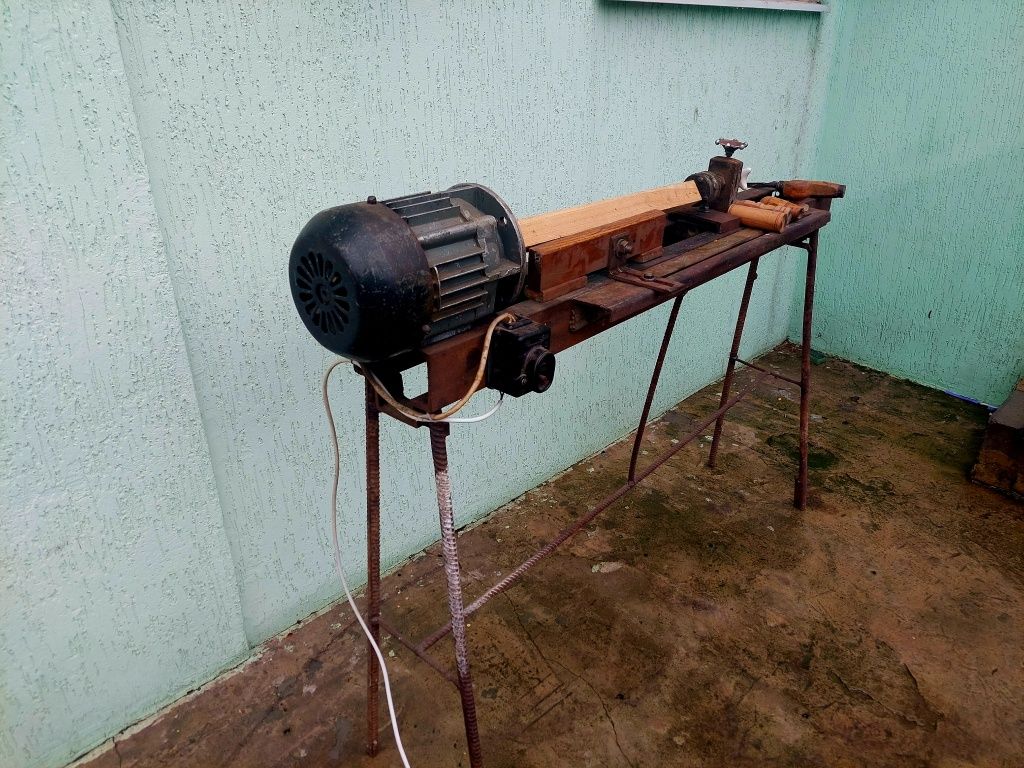 Токарний станок по дереву