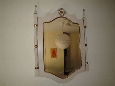 Espelho antigo com moldura em madeira lacada