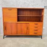 Komoda tekowa – funkcjonalna i elegancka teak highboard
