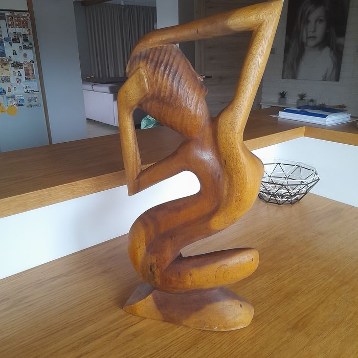 Rzeźba kobiety z drewna teakowego