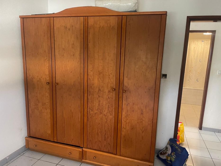 Sofá, sapateira, mesa de sala, dois sofás e um roupeiro.