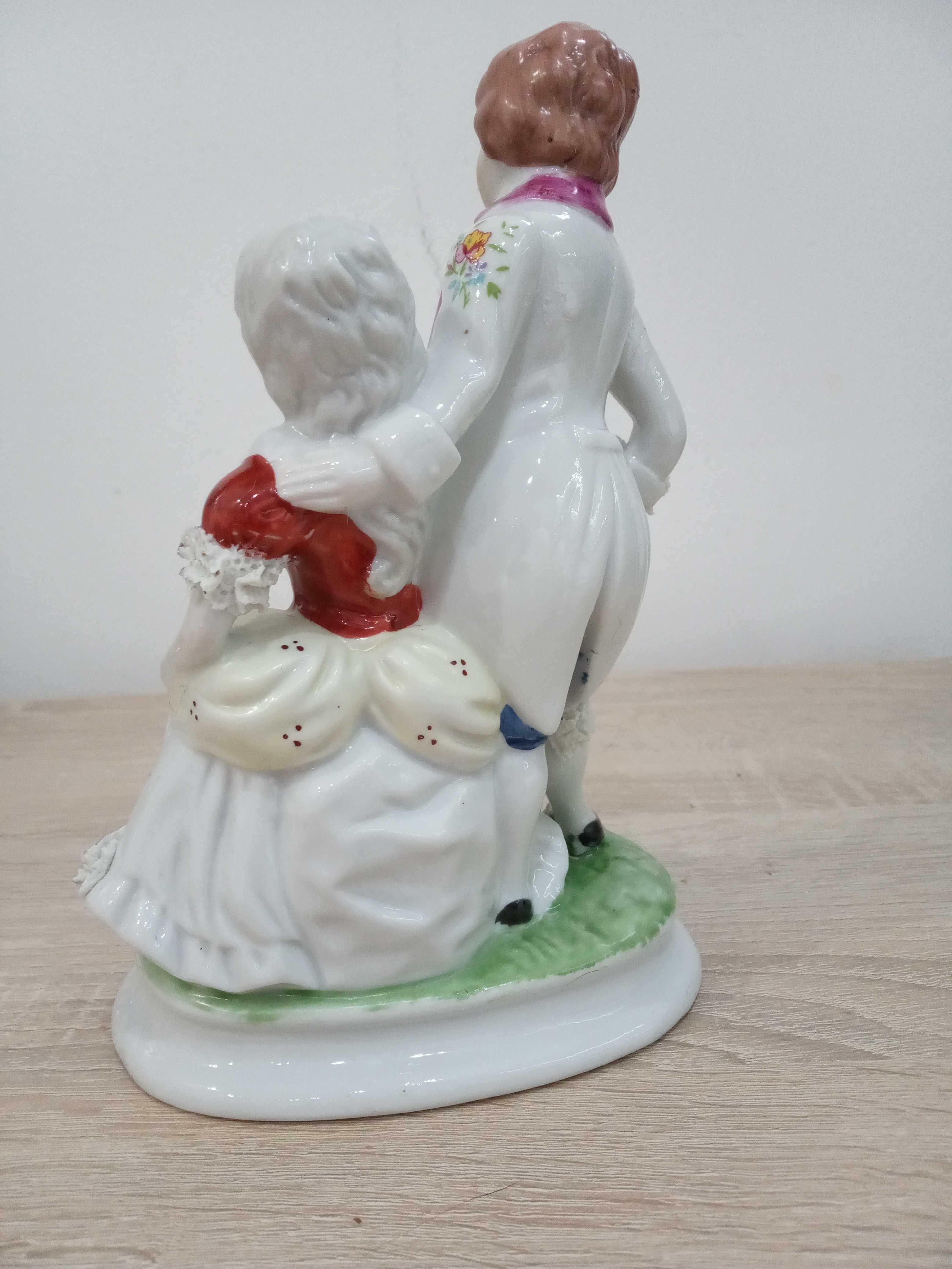 Stara ręcznie wykonana figurka porcelanowa.