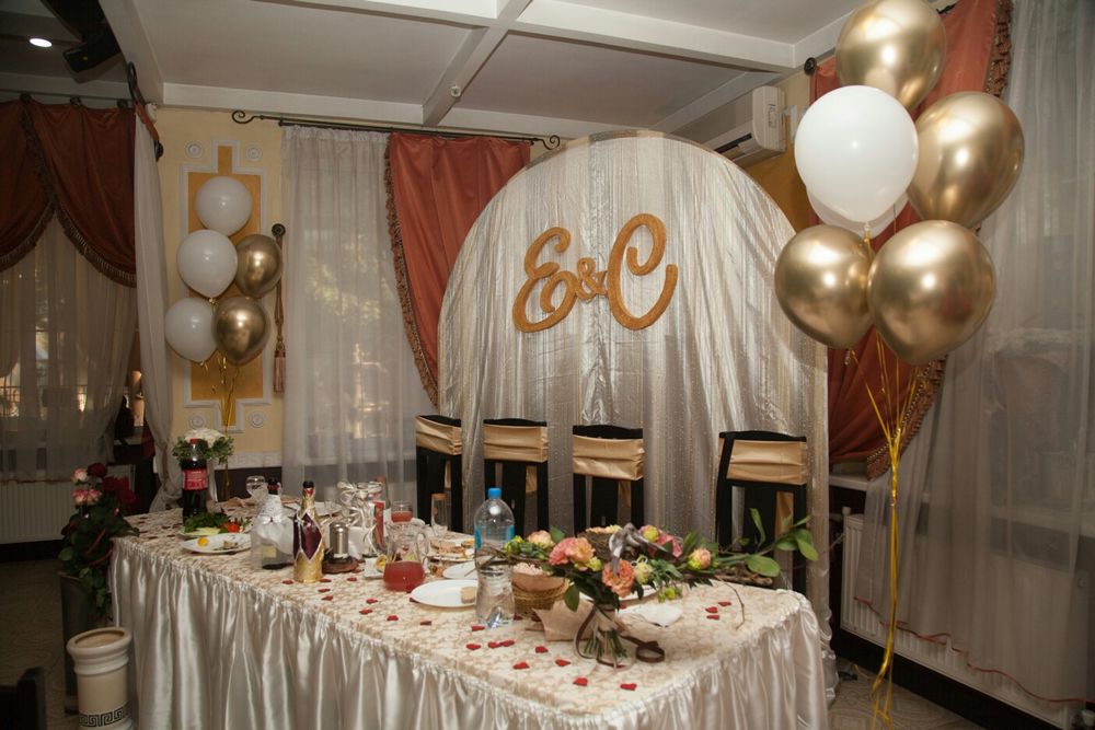 Свадебная арка и юбка на стол для молодых