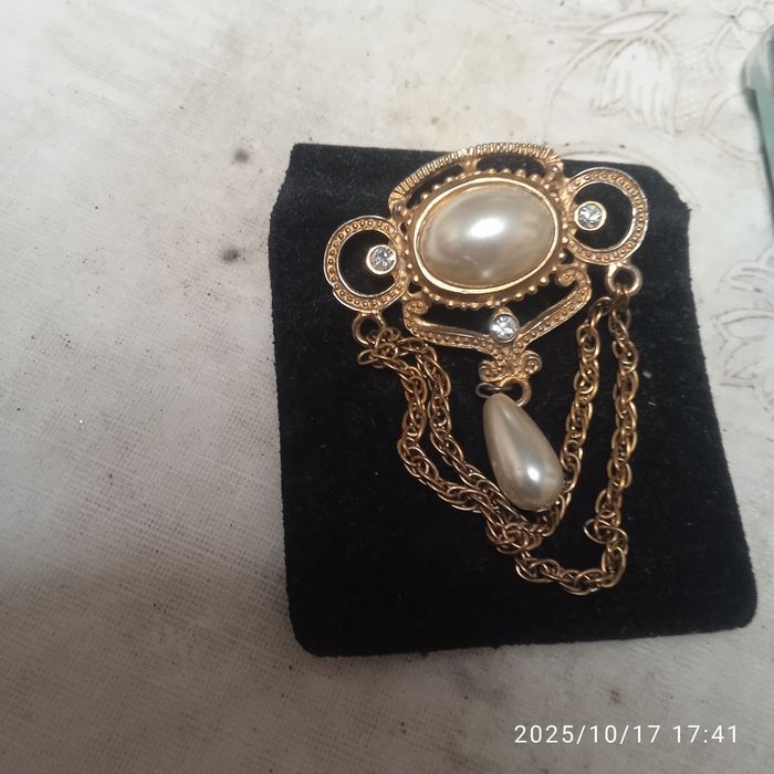 Продам цепочку и брошки винтаж.