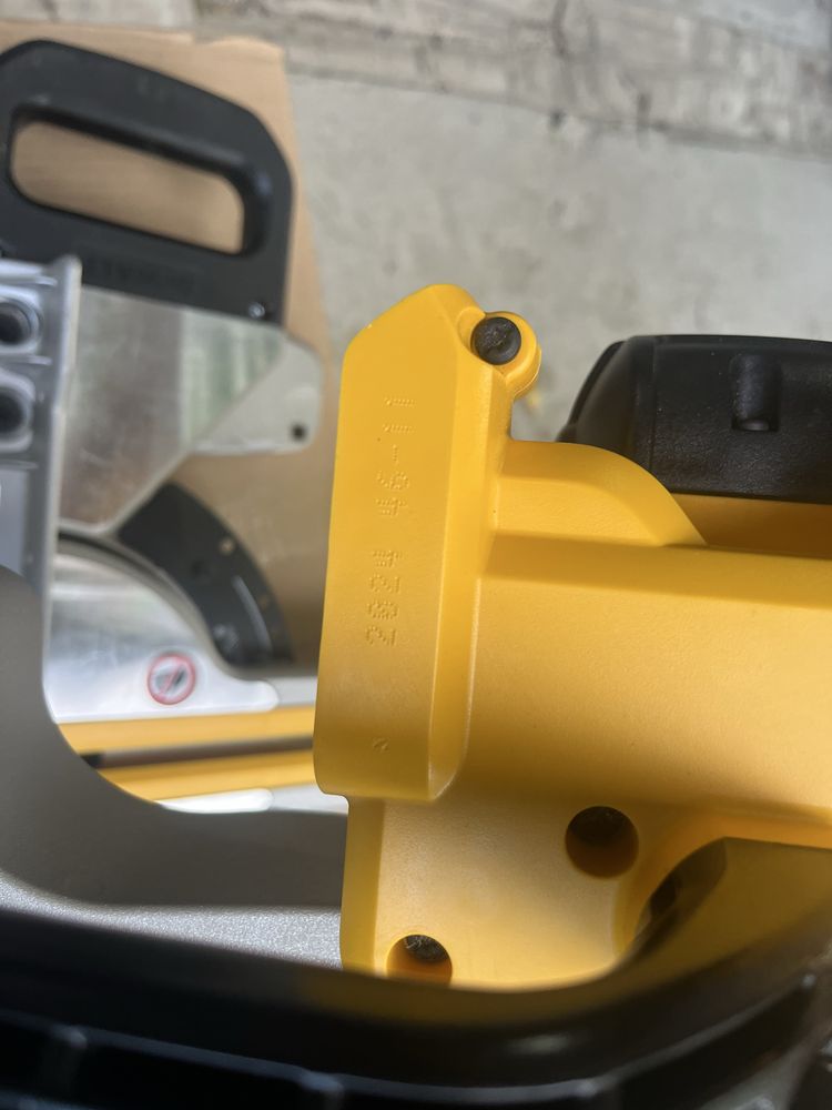 Ukośnica dewalt DCS365