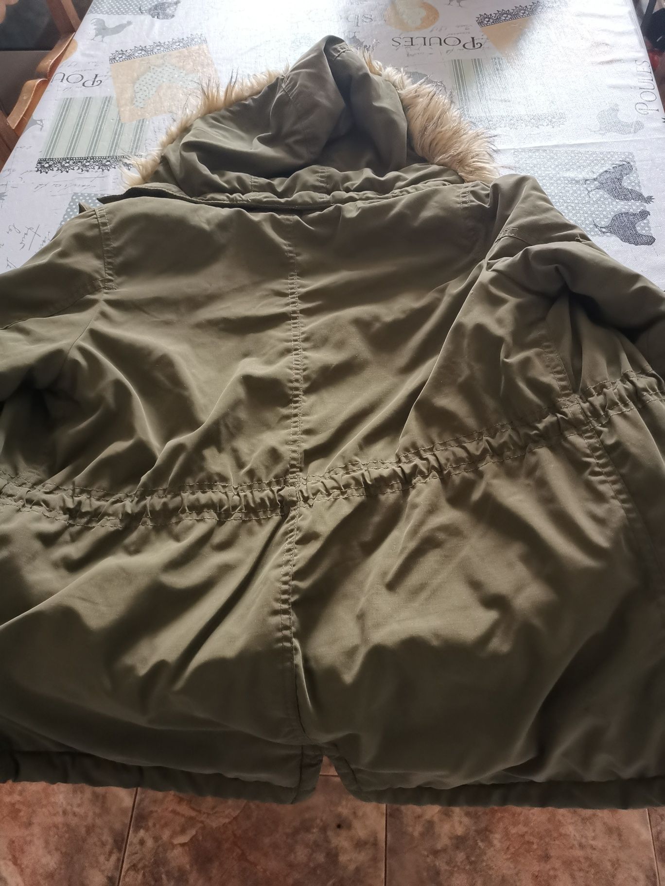 Casaco com capuz forrado cor verde