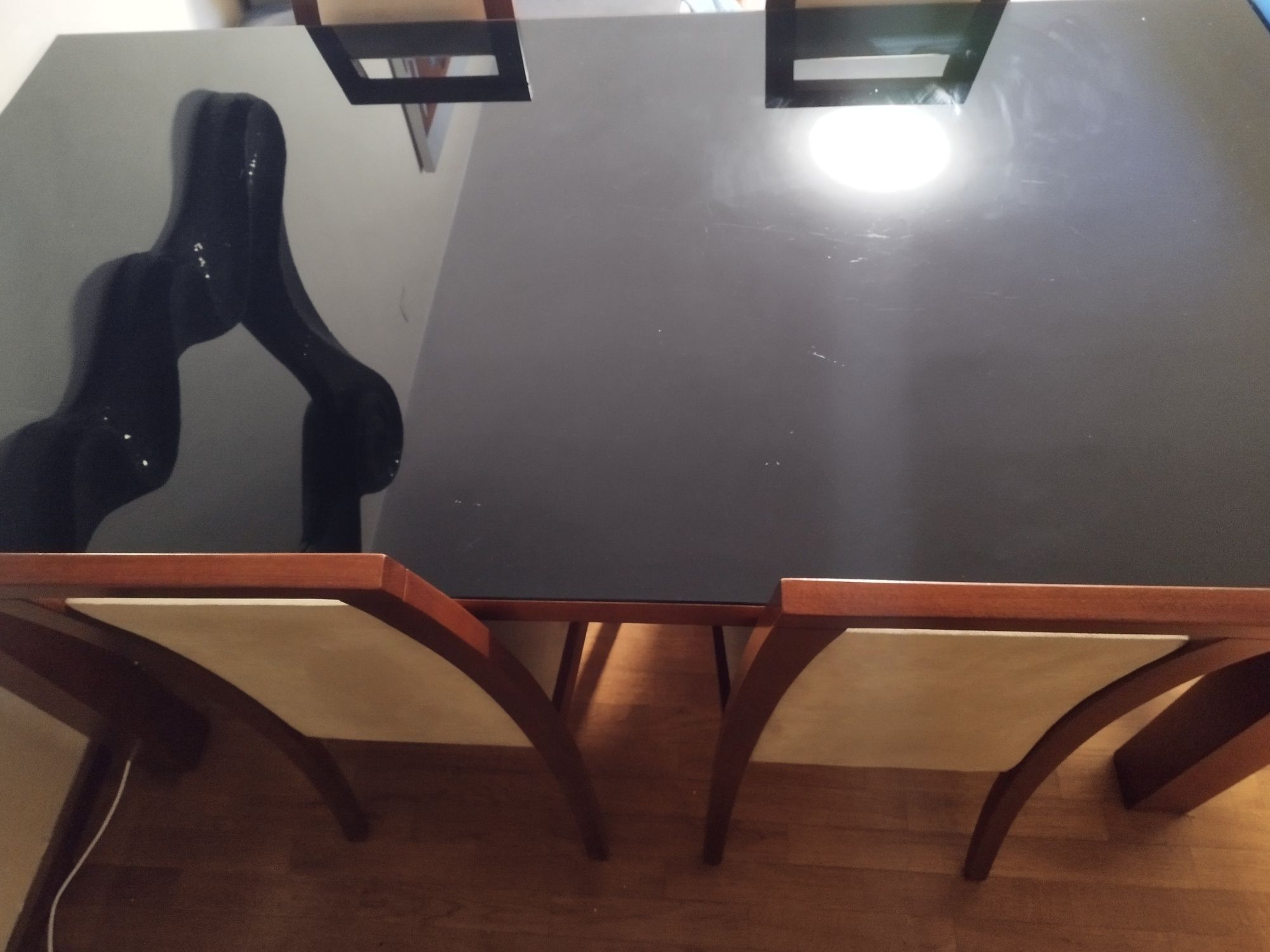 Mesa com quarto cadeiras