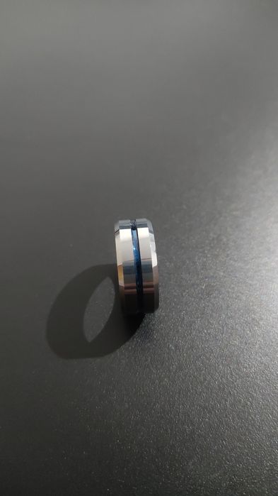 Anel de tungsténio com detalhe em azul