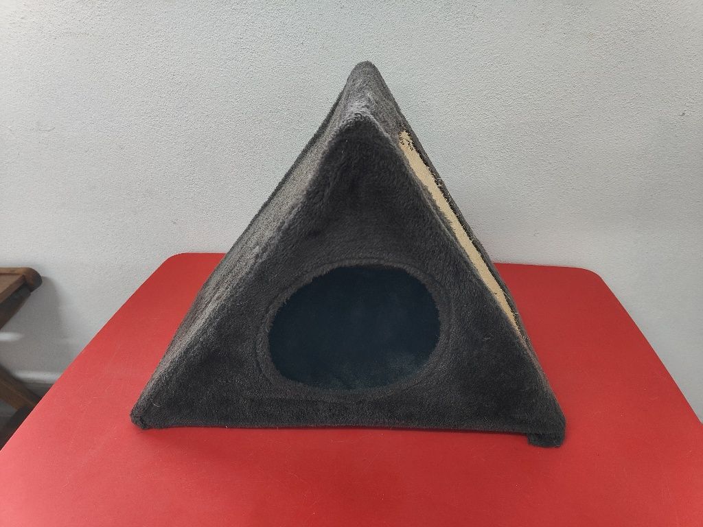 Arranhador e casinha para gato. Como novo.