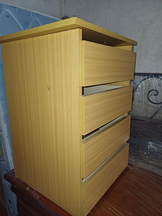 Armário com 4 gavetas