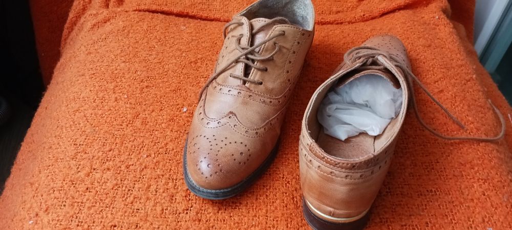 Sapatos t.36, pele,bom estado