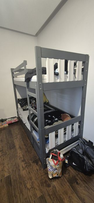 Łóżko piętrowe z materacami