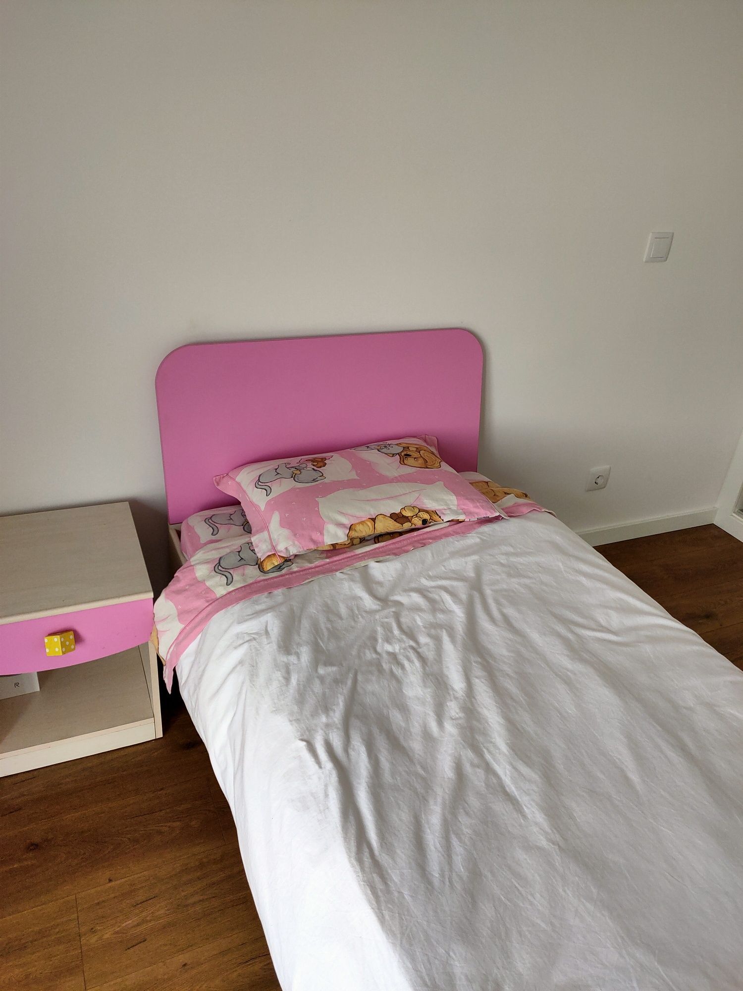 Cama e mesa de cabeceira da barbie