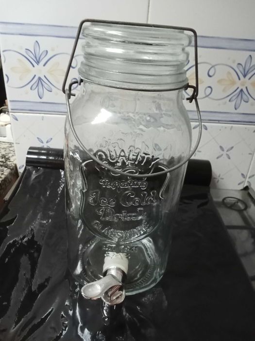 Garrafa grande com torneira