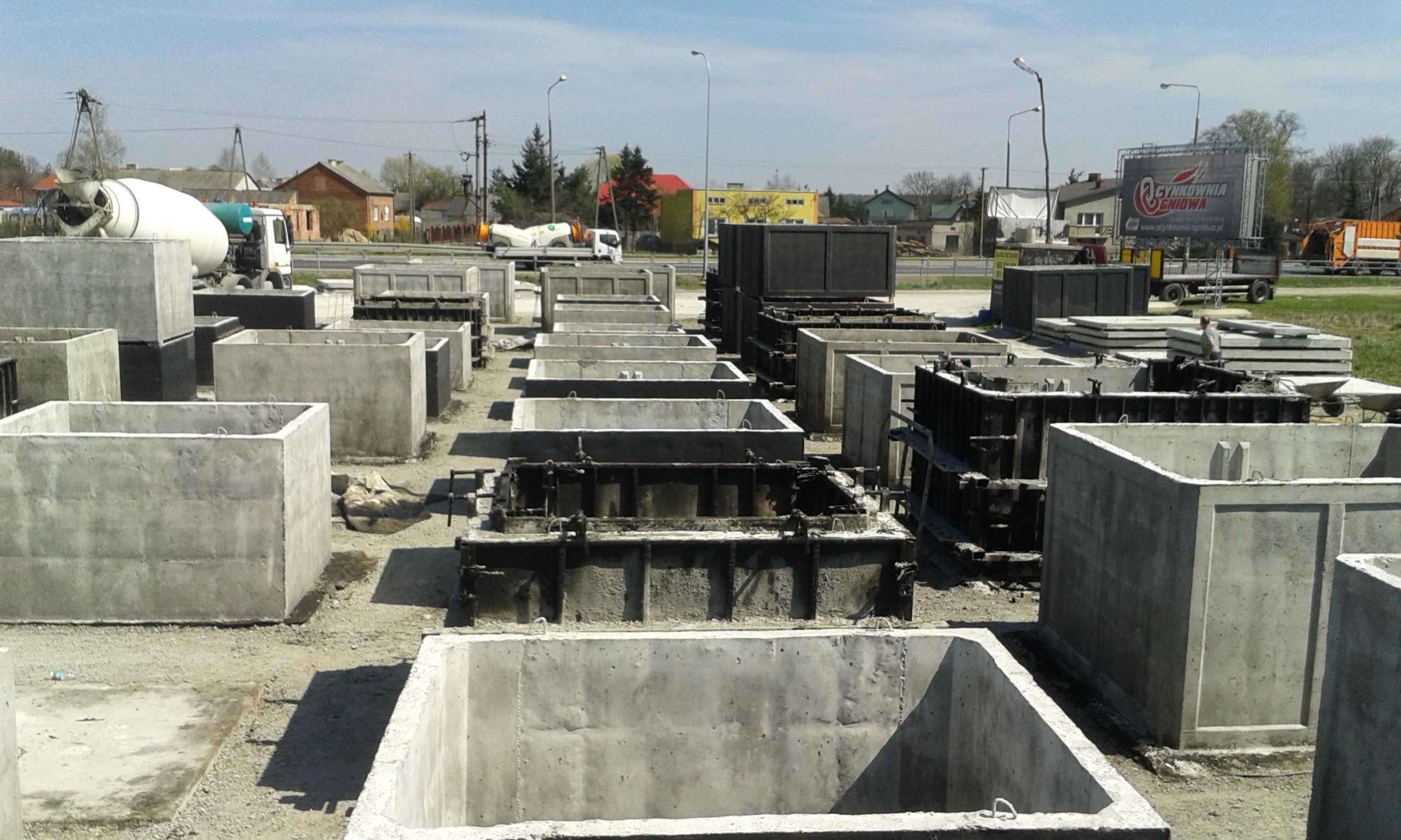 Szambo betonowe zbiornik na wodę z wykopem