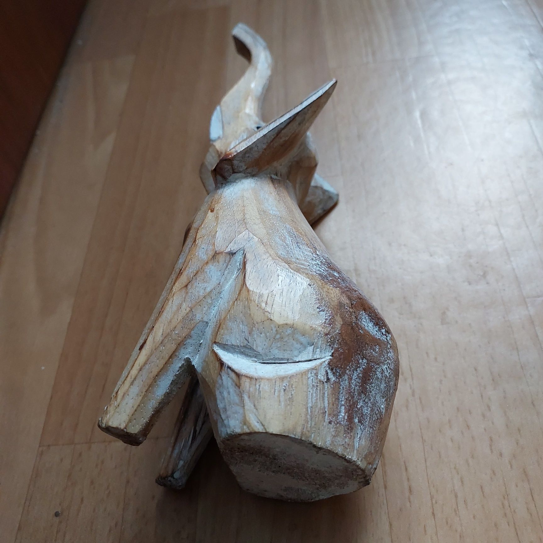 Słoń wyrzezbiony w drzewie, wys 15 a z trąbą 25cm,