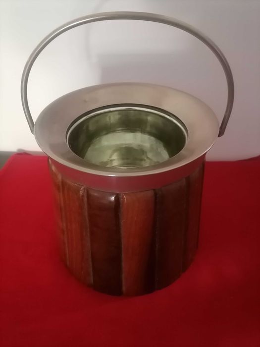 Frappe de gelo em madeira nobre. Em excelente estado de conservação