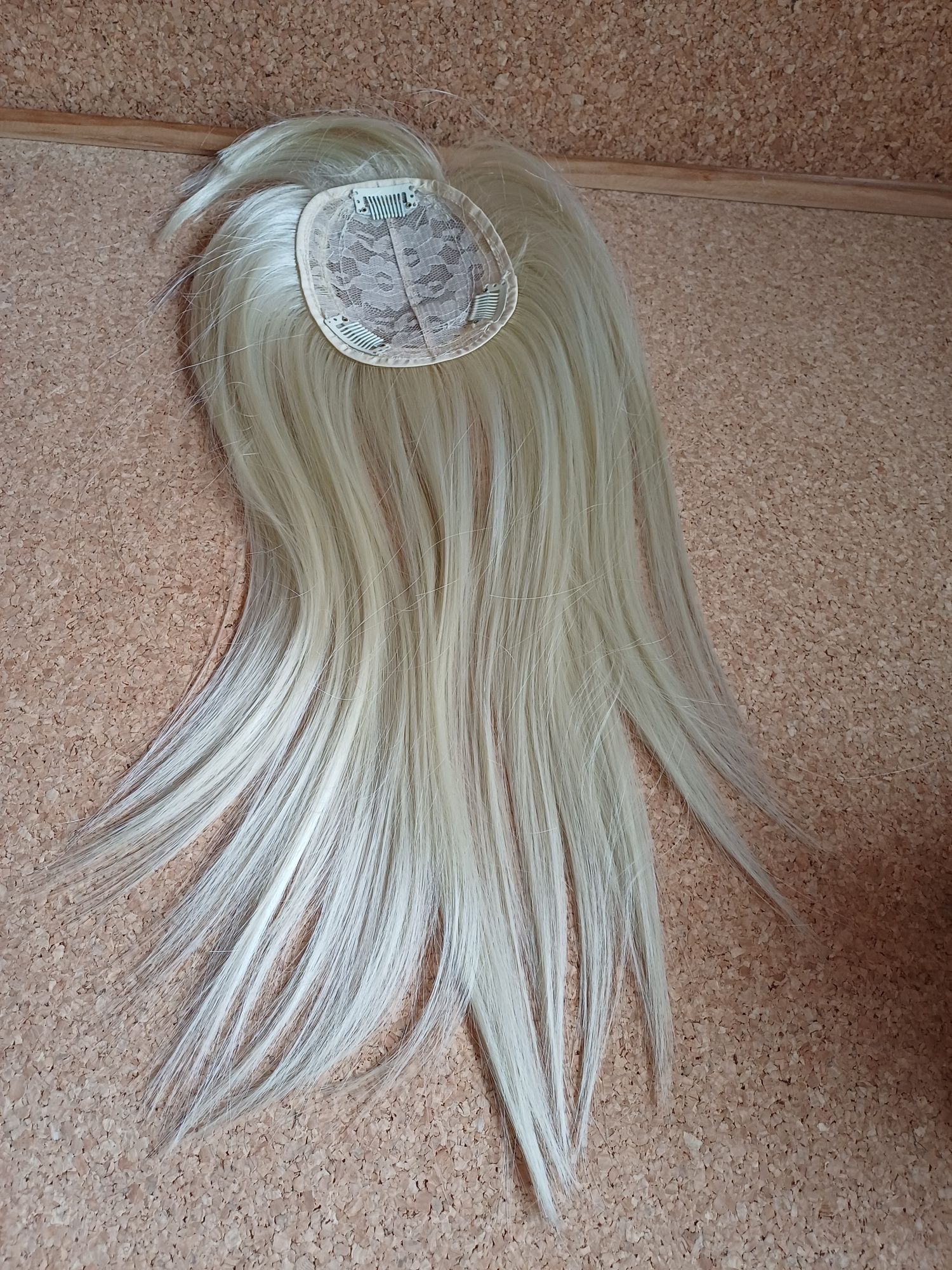 Extensão / topper de cabelo.
Cerca de 35 cm.