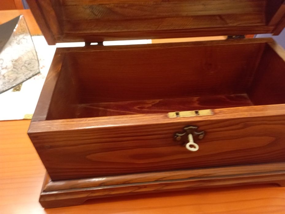 Arca pequena em madeira