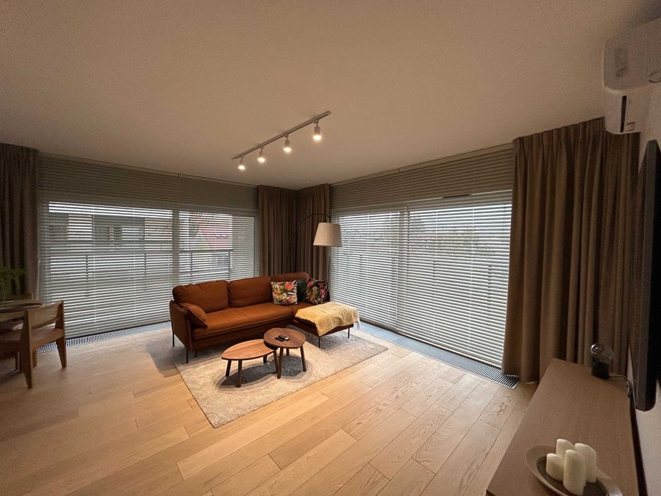 Żaluzje drewniane na wymiar – naturalne piękno i elegancja.