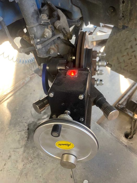 Urządzenie do toczenia tarcz hamulcowych na samochodzie