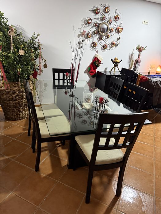 Mesa vidro grosso, madeira preta com 6 cadeiras pretas banco pele