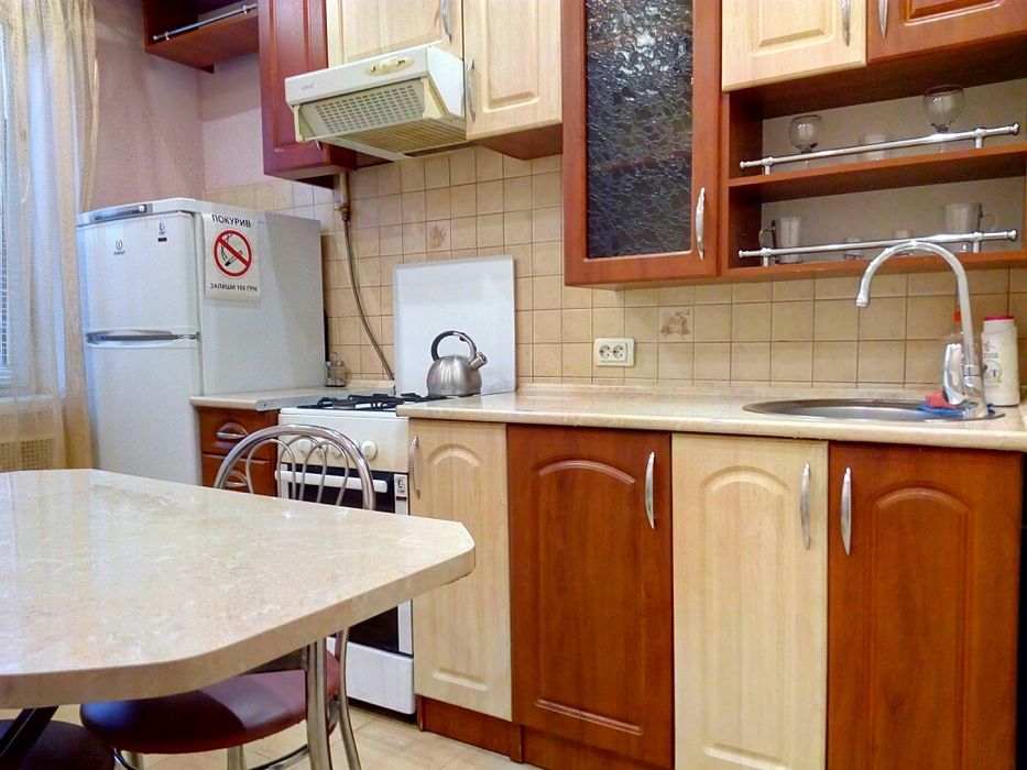 1-кім. Центр. "Злата плаза". Дзеркальна шафа навпроти ліжка. Подобово.