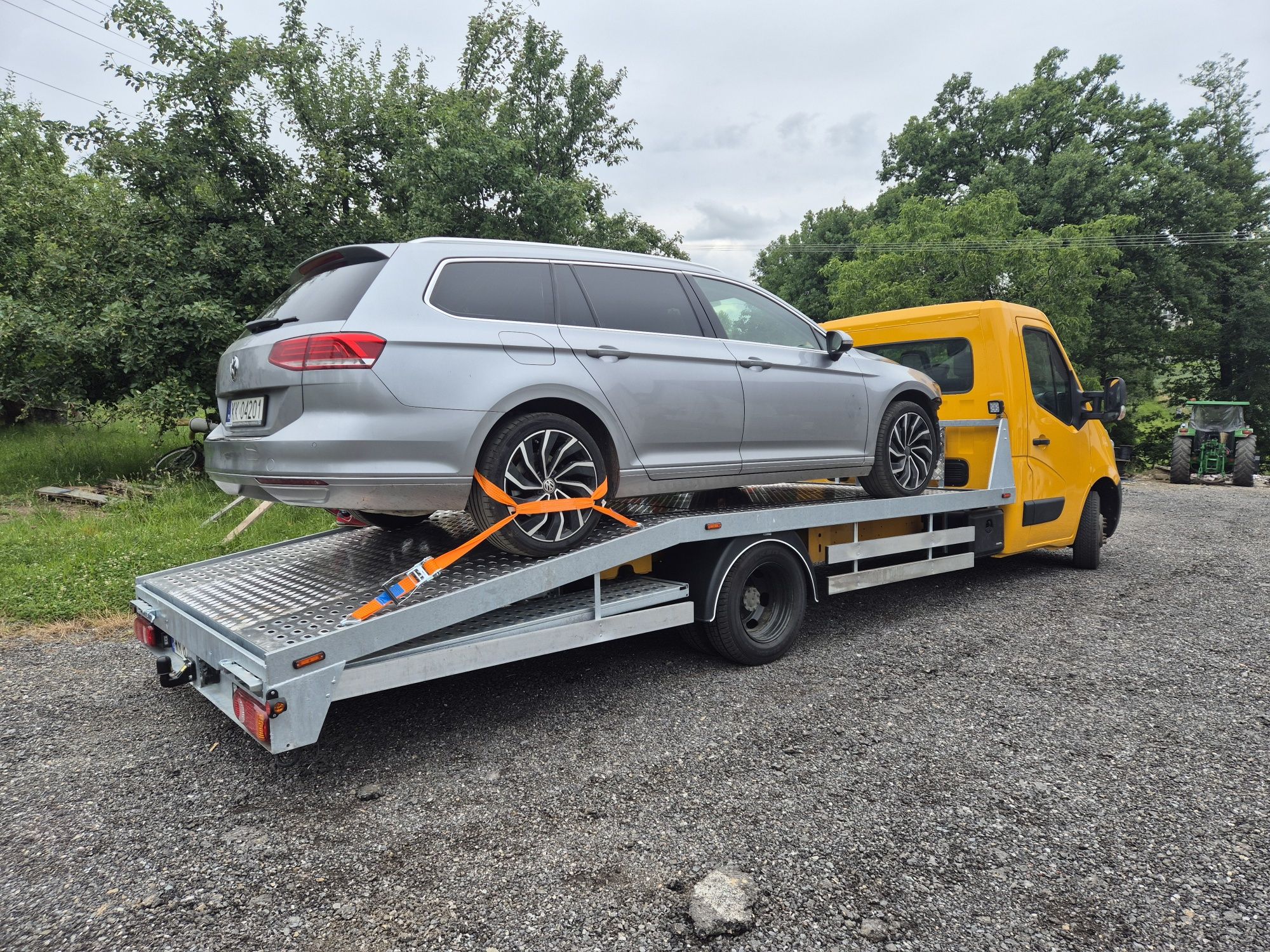 Pomoc drogowa holowanie autolaweta transport aut transport koparek