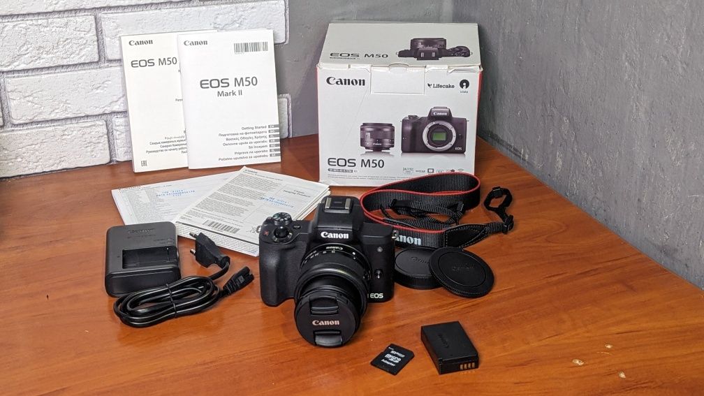 Canon M50 з об'єктивом 15-45 stm