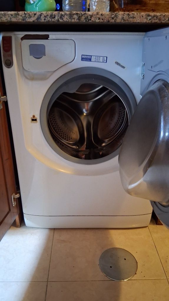 Máquina de lavar roupa Ariston