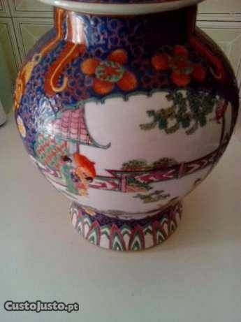 Pote em porcelana chinesa com pintura à mão e em relevo