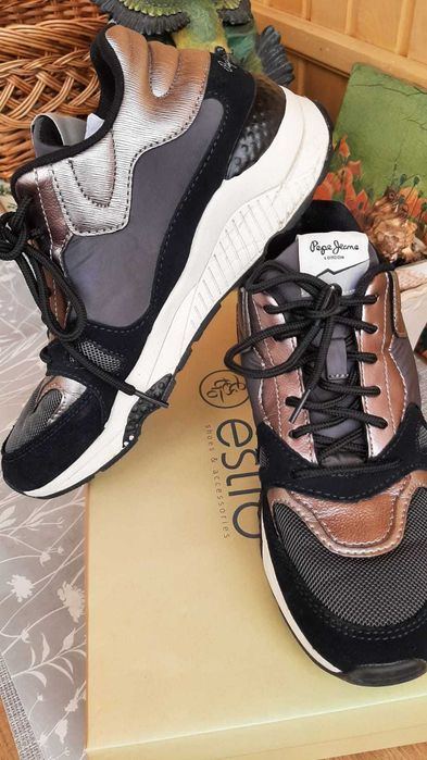 Кросівки жіночі . 37 розмір в гарному стані