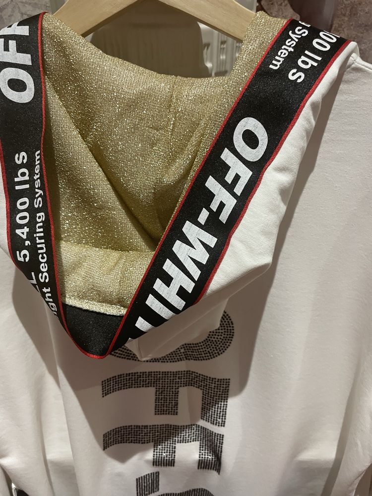 Casaco branco com dourados e preto