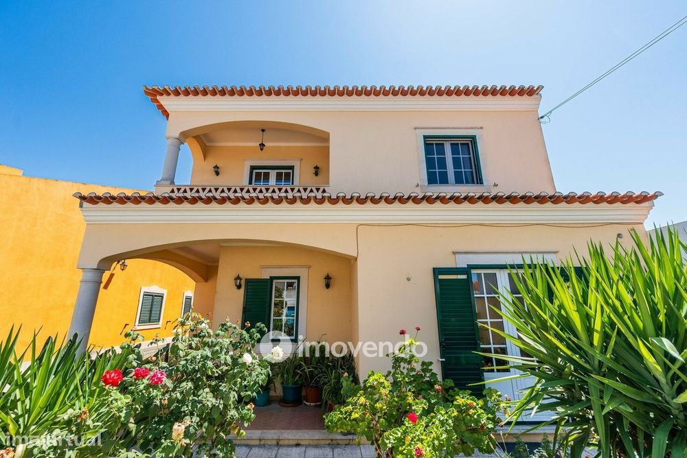 Moradia isolada T6, com áreas generosas e garagem, em Almeirim