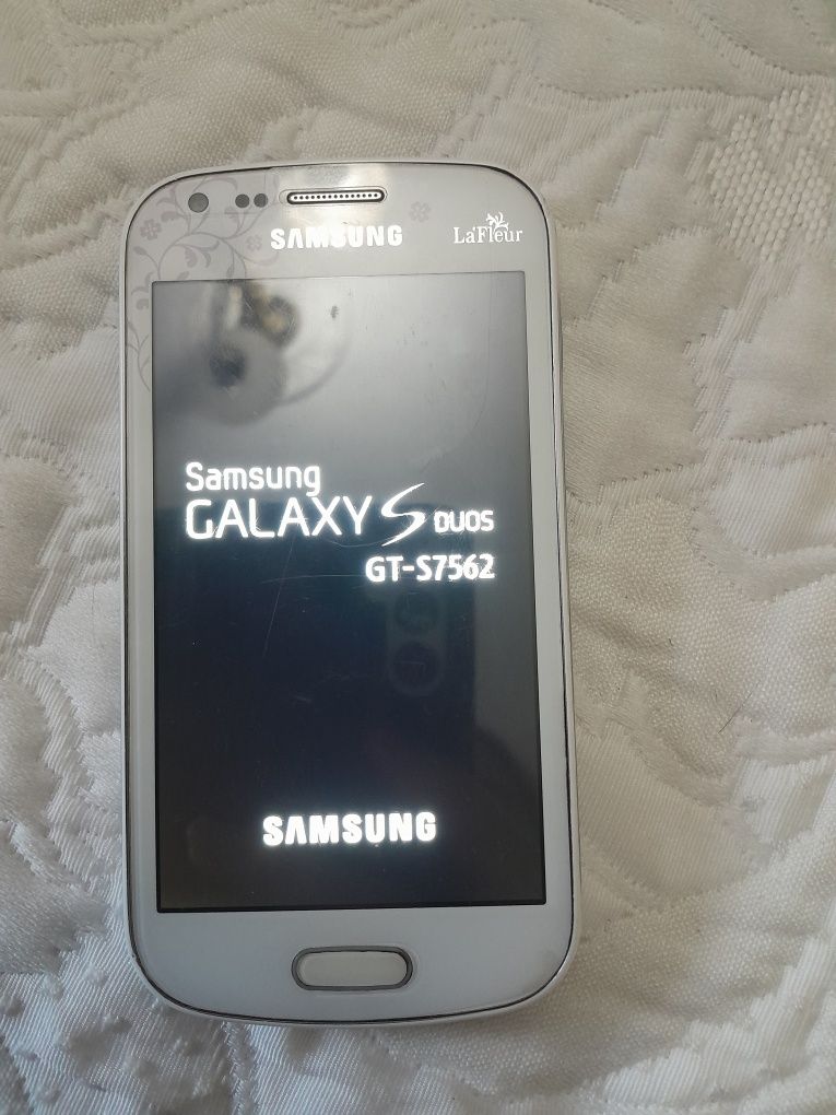 Телефон Samsung la fleur GT-S7562