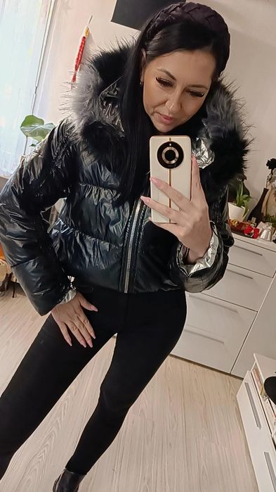 Puchowa pikowana ciepła oversize czarna błyszcząca kurtka futerko