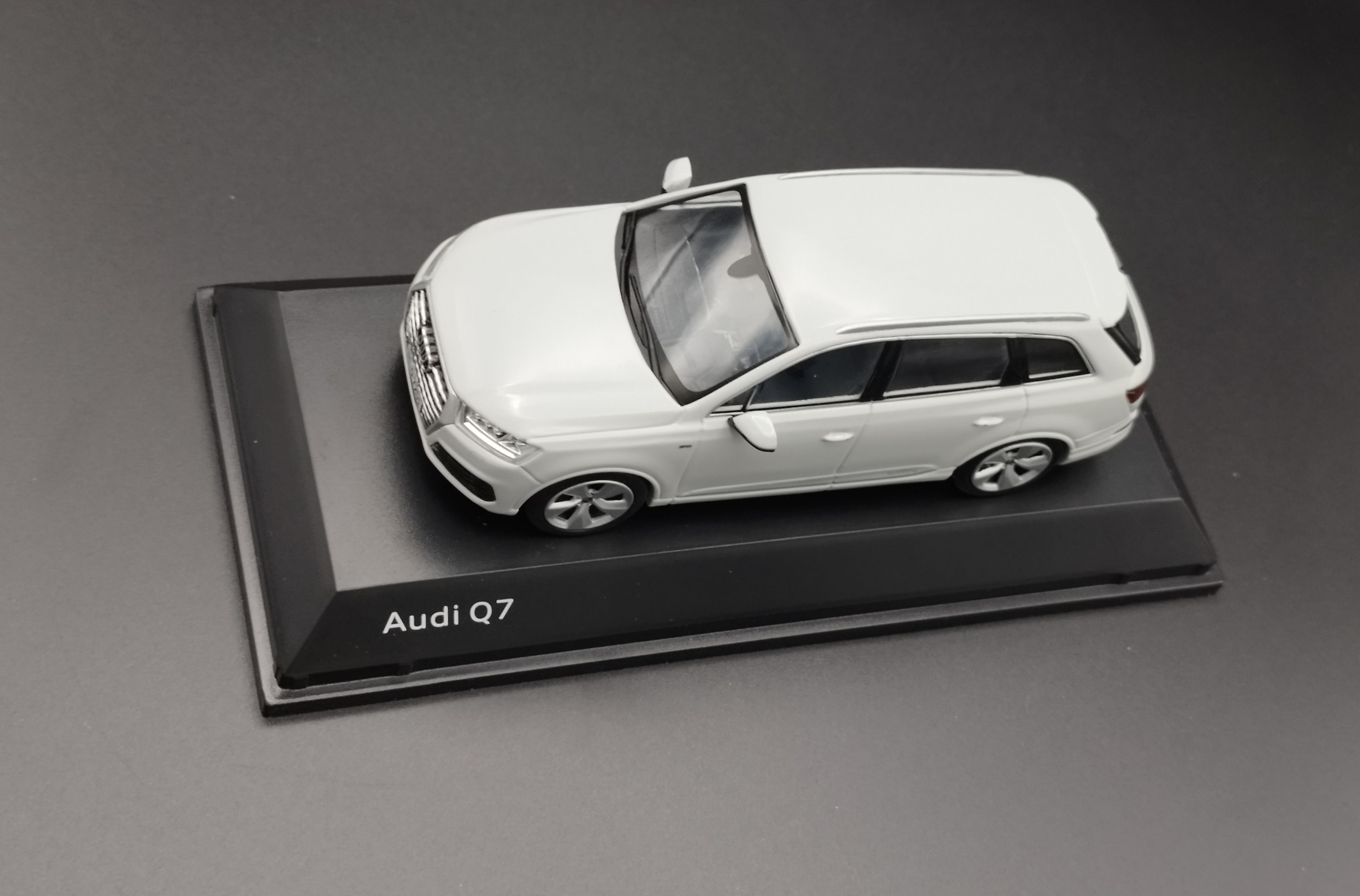 1:43 Spark Audi Q7 model nowy