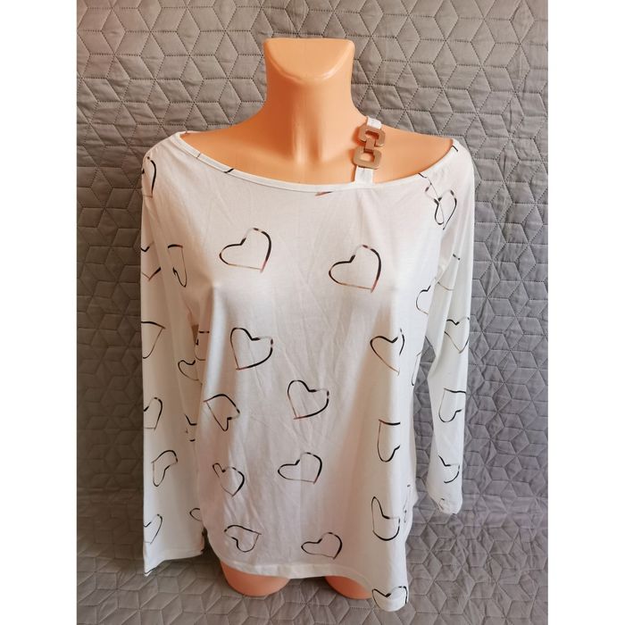 Bluzka zdobiona serduszkami z odkrytym ramieniem