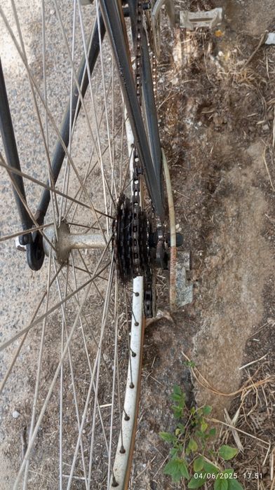Bicicleta de ciclismo  em bom estado